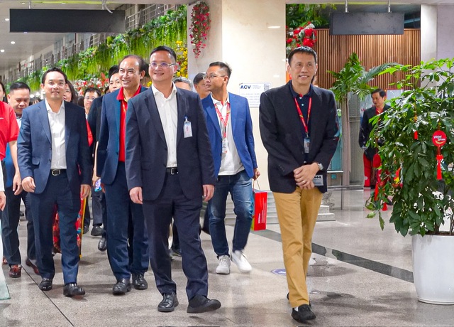 Cục trưởng Cục H&agrave;ng kh&ocirc;ng thăm, ch&uacute;c Tết b&agrave; con ngay tại s&acirc;n bay T&acirc;n Sơn Nhất - Ảnh 7.