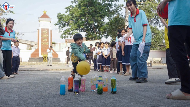 Trước khi về qu&ecirc; ăn tết, sinh vi&ecirc;n đến v&ugrave;ng ven TP.HCM l&agrave;m điều &yacute; nghĩa  - Ảnh 1.