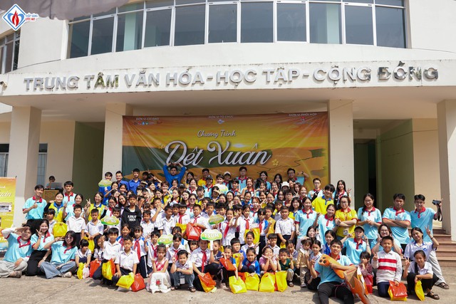 Trước khi về qu&ecirc; ăn tết, sinh vi&ecirc;n đến v&ugrave;ng ven TP.HCM l&agrave;m điều &yacute; nghĩa  - Ảnh 5.