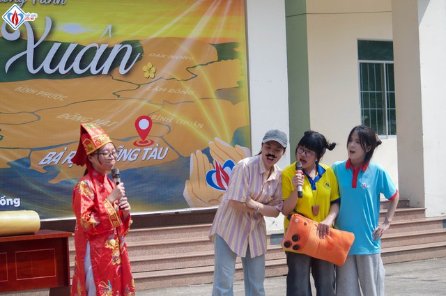 Trước khi về qu&ecirc; ăn tết, sinh vi&ecirc;n đến v&ugrave;ng ven TP.HCM l&agrave;m điều &yacute; nghĩa  - Ảnh 2.