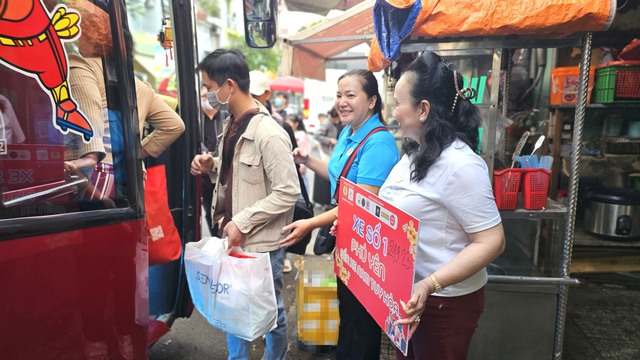 Chuyến xe nghĩa t&igrave;nh lăn b&aacute;nh, đưa người lao động ngh&egrave;o về qu&ecirc; đ&oacute;n tết - Ảnh 8.