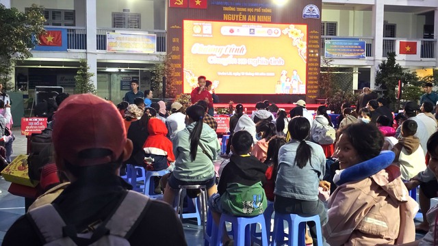 Chuyến xe nghĩa t&igrave;nh lăn b&aacute;nh, đưa người lao động ngh&egrave;o về qu&ecirc; đ&oacute;n tết - Ảnh 2.