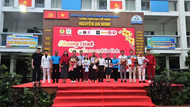 Chuyến xe nghĩa t&igrave;nh lăn b&aacute;nh, đưa người lao động ngh&egrave;o về qu&ecirc; đ&oacute;n tết - Ảnh 5.