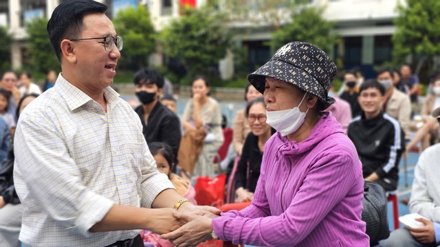 Chuyến xe nghĩa t&igrave;nh lăn b&aacute;nh, đưa người lao động ngh&egrave;o về qu&ecirc; đ&oacute;n tết - Ảnh 4.