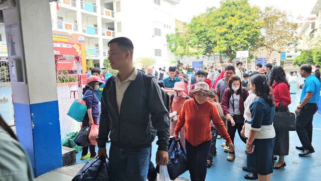 Chuyến xe nghĩa t&igrave;nh lăn b&aacute;nh, đưa người lao động ngh&egrave;o về qu&ecirc; đ&oacute;n tết - Ảnh 6.