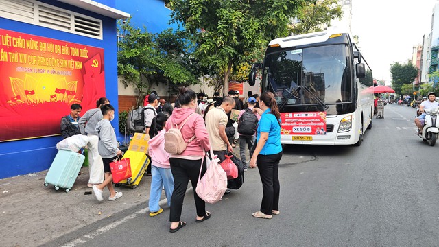 Chuyến xe nghĩa t&igrave;nh lăn b&aacute;nh, đưa người lao động ngh&egrave;o về qu&ecirc; đ&oacute;n tết - Ảnh 7.