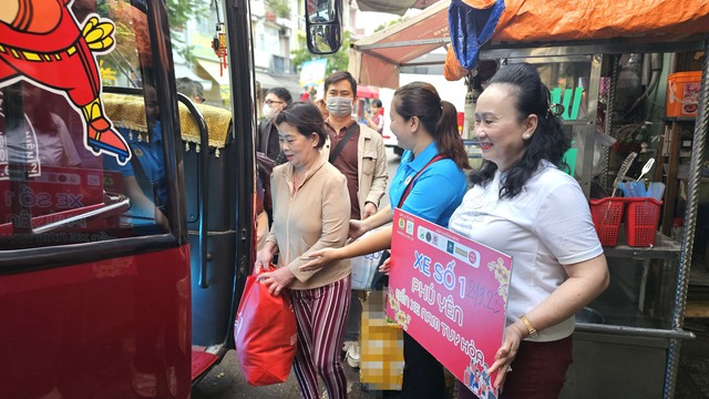 Chuyến xe nghĩa t&igrave;nh lăn b&aacute;nh, đưa người lao động ngh&egrave;o về qu&ecirc; đ&oacute;n tết - Ảnh 1.