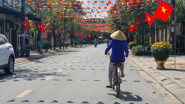 Quảng Trị: Phố phường Nam Đông Hà rực rỡ cờ hoa chào xuân Bính Ngọ- Ảnh 2. Quảng Trị: Phố phường Nam Đông Hà rực rỡ cờ hoa chào xuân Bính Ngọ- Ảnh 2.