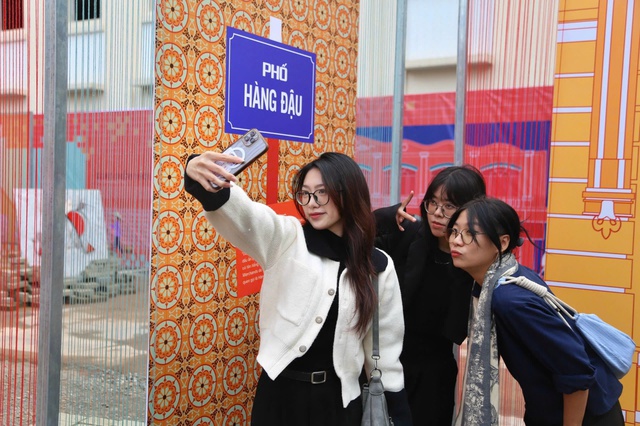 Th&ecirc;m kh&ocirc;ng gian nghệ thuật ở ph&iacute;a đ&ocirc;ng hồ Ho&agrave;n Kiếm dịp Tết Nguy&ecirc;n đ&aacute;n- Ảnh 1.