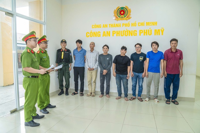 C&ocirc;ng an TP . HCM bắt 7 thanh ni&ecirc;n g&acirc;y rối trật tự c&ocirc;ng cộng tr&ecirc;n đường phố - Ảnh 1.