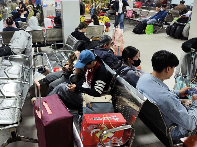 Xuy&ecirc;n đ&ecirc;m ở bến xe miền T&acirc;y chờ xe về qu&ecirc; nghỉ tết - Ảnh 2.