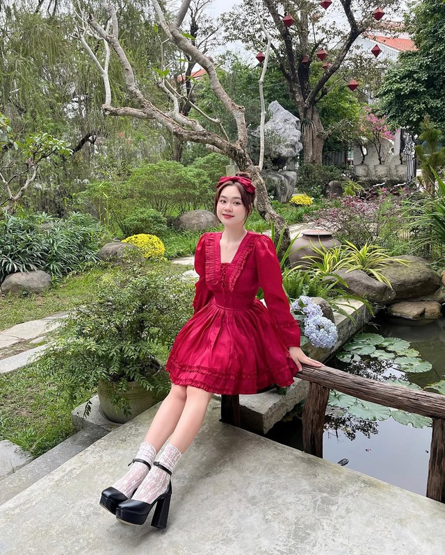 Nâng tầm khí chất cổ điển ngày tết với băng đô đỏ- Ảnh 1.