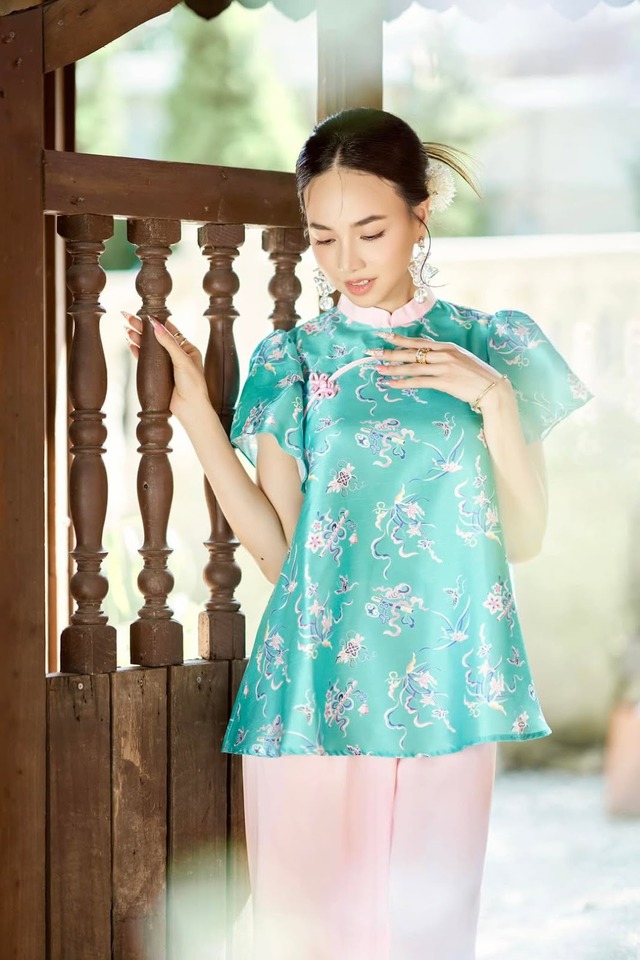 Áo gấm xuống phố, tô điểm ngày đầu năm rạng rỡ- Ảnh 1.