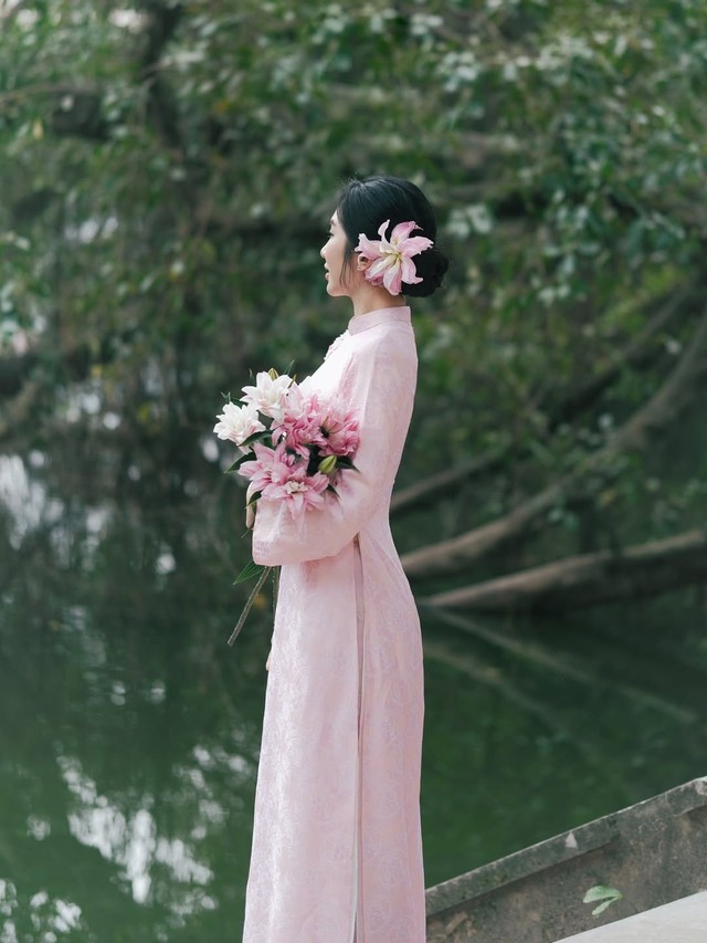 Chút điệu đà với xu hướng cài hoa ngày tết- Ảnh 1. Chút điệu đà với xu hướng cài hoa ngày tết- Ảnh 1.