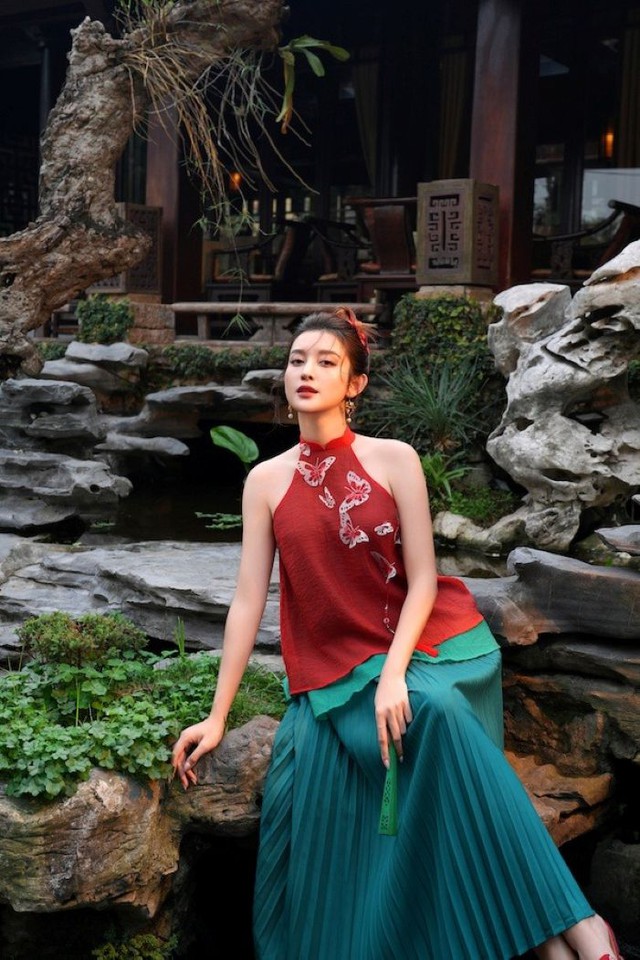 Áo cổ yếm tôn nét đẹp truyền thống, lựa chọn nổi bật mỗi dịp xuân về- Ảnh 1.