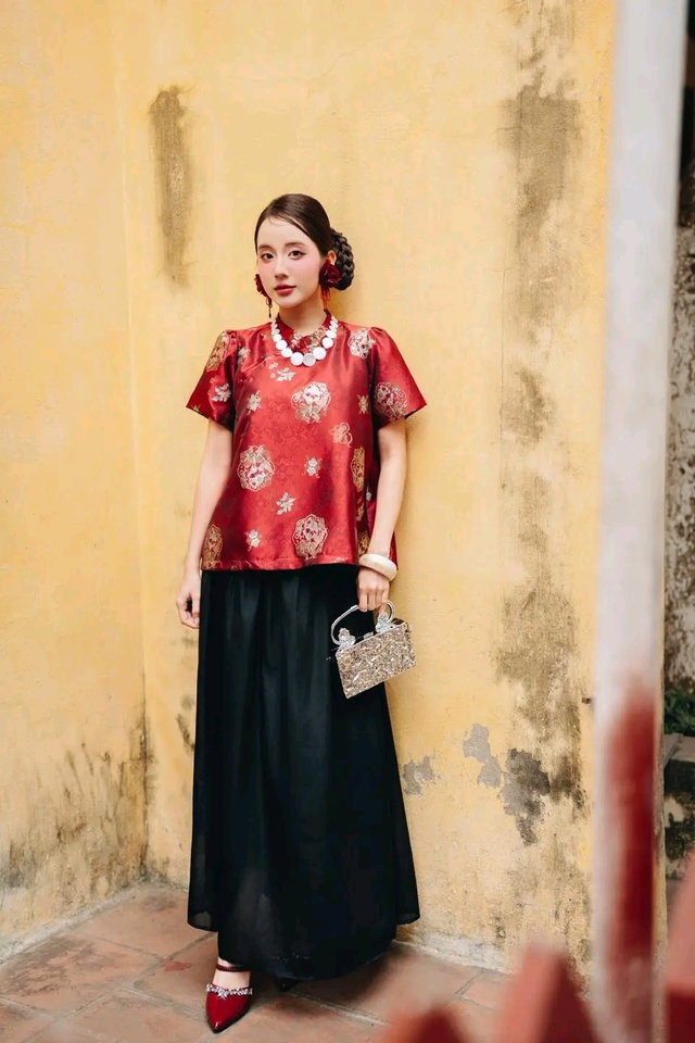 Trang phục từ chất liệu truyền thống lụa, gấm, voan lên ngôi ngày đầu năm- Ảnh 1.