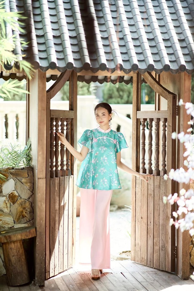 Áo gấm xuống phố, tô điểm ngày đầu năm rạng rỡ- Ảnh 2.