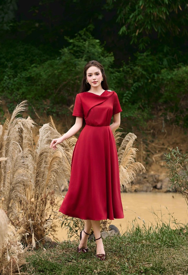 Sang trọng với trang phục vải lụa trong ngày đầu năm đi làm- Ảnh 2.