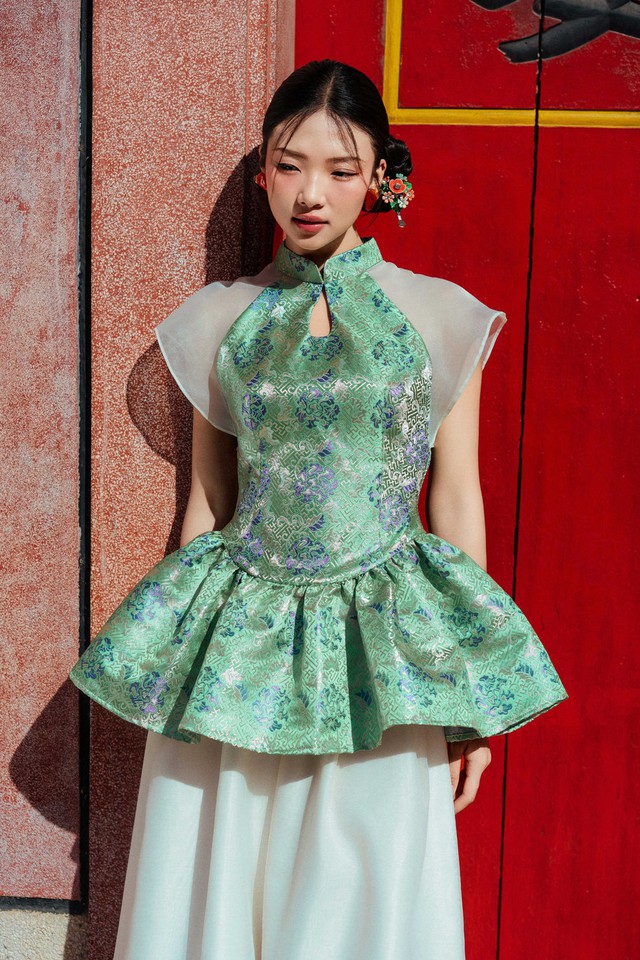 Trang phục từ chất liệu truyền thống lụa, gấm, voan lên ngôi ngày đầu năm- Ảnh 2.