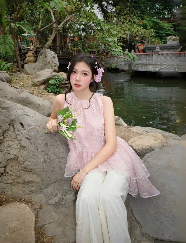 Chút điệu đà với xu hướng cài hoa ngày tết- Ảnh 3. Chút điệu đà với xu hướng cài hoa ngày tết- Ảnh 3.