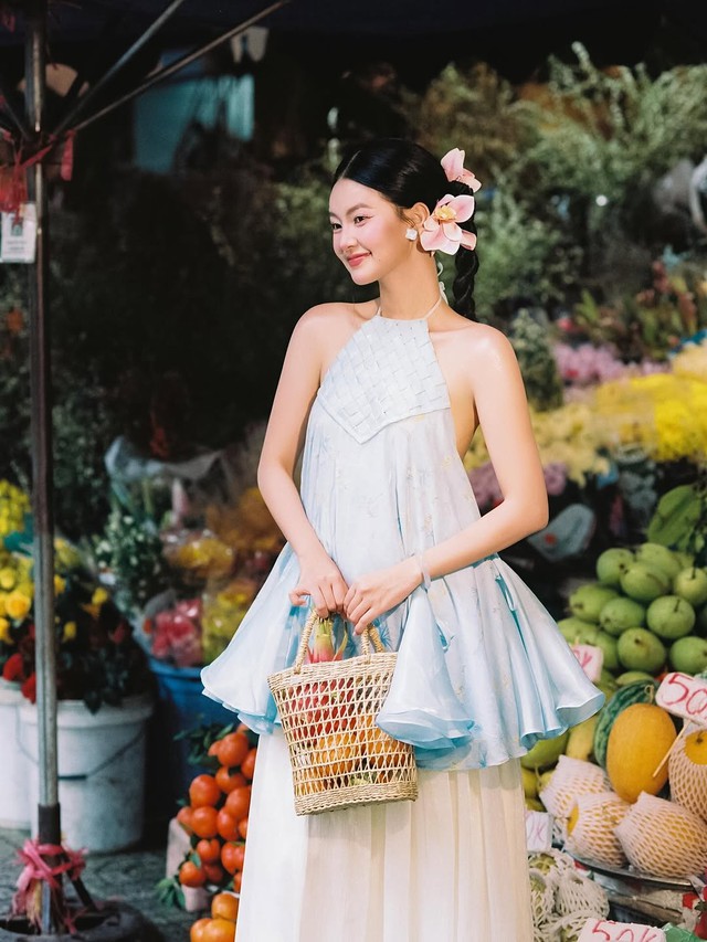 Chút điệu đà với xu hướng cài hoa ngày tết- Ảnh 4. Chút điệu đà với xu hướng cài hoa ngày tết- Ảnh 4.