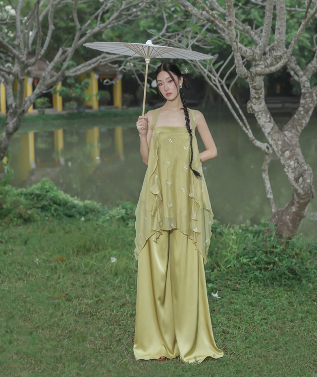 Sắc xanh lá xuất hiện trên những thiết kế truyền thống đón xuân rực rỡ- Ảnh 6. Sắc xanh lá xuất hiện trên những thiết kế truyền thống đón xuân rực rỡ- Ảnh 6.