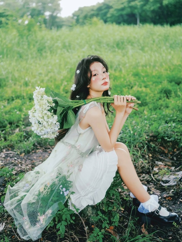 Chút điệu đà với xu hướng cài hoa ngày tết- Ảnh 6. Chút điệu đà với xu hướng cài hoa ngày tết- Ảnh 6.