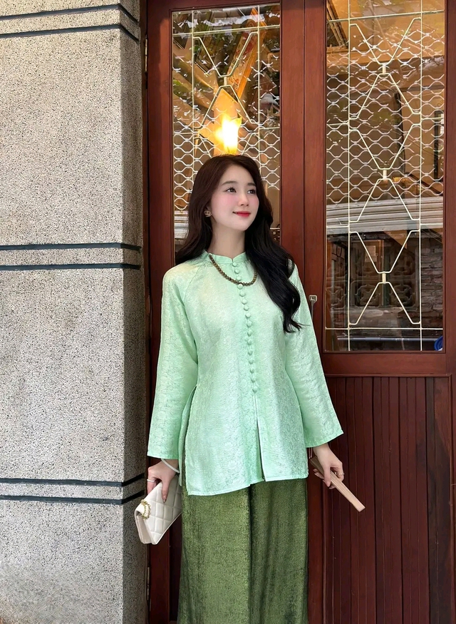 Sắc xanh lá xuất hiện trên những thiết kế truyền thống đón xuân rực rỡ- Ảnh 7. Sắc xanh lá xuất hiện trên những thiết kế truyền thống đón xuân rực rỡ- Ảnh 7.
