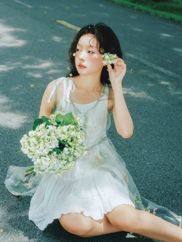 Chút điệu đà với xu hướng cài hoa ngày tết- Ảnh 7. Chút điệu đà với xu hướng cài hoa ngày tết- Ảnh 7.