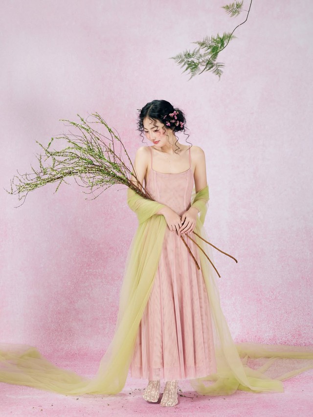 Chút điệu đà với xu hướng cài hoa ngày tết- Ảnh 8. Chút điệu đà với xu hướng cài hoa ngày tết- Ảnh 8.