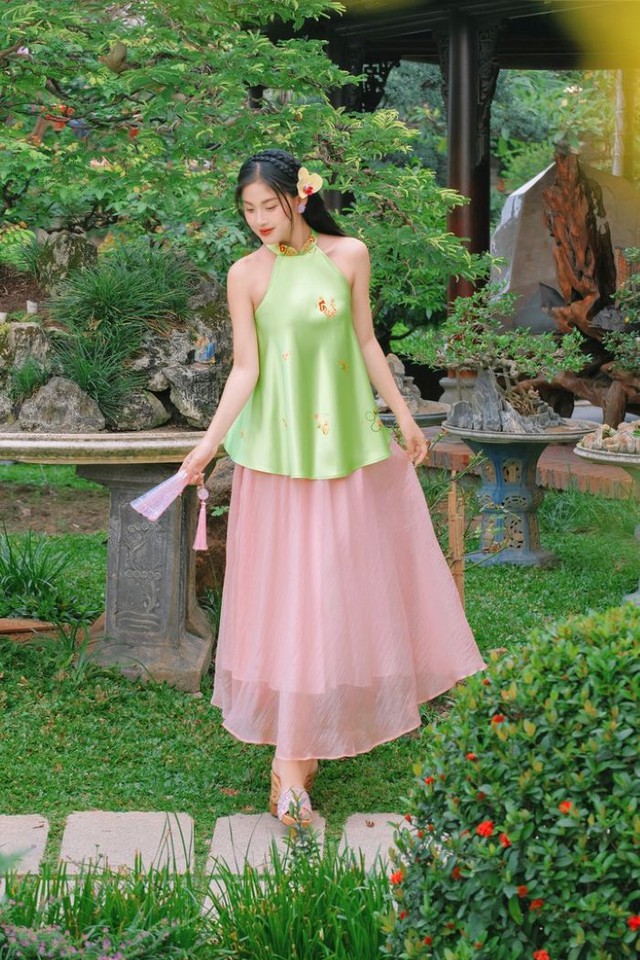 Áo cổ yếm tôn nét đẹp truyền thống, lựa chọn nổi bật mỗi dịp xuân về- Ảnh 8.