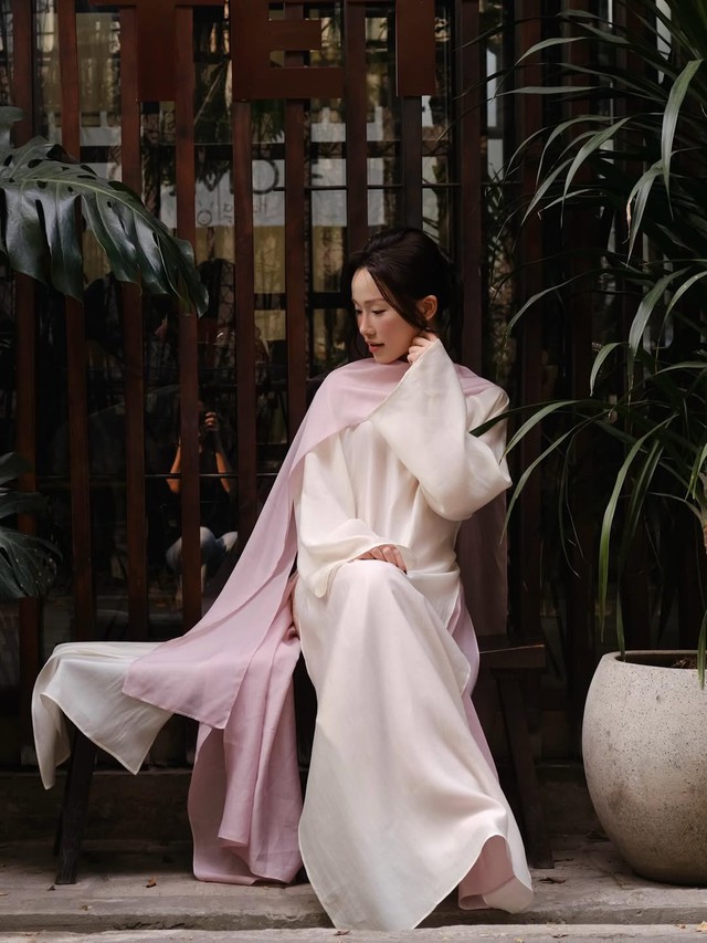 Trang phục từ chất liệu truyền thống lụa, gấm, voan lên ngôi ngày đầu năm- Ảnh 8.