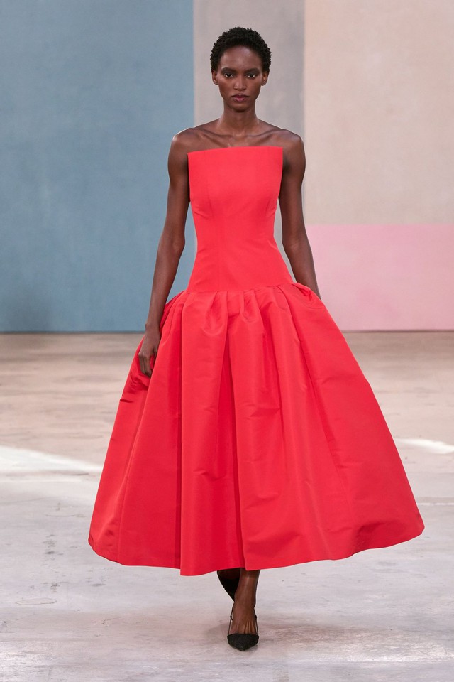 Váy bay bổng lên ngôi, bảng màu tươi sáng dẫn dắt xu hướng xuân 2026- Ảnh 4. Váy bay bổng lên ngôi, bảng màu tươi sáng dẫn dắt xu hướng xuân 2026- Ảnh 4.