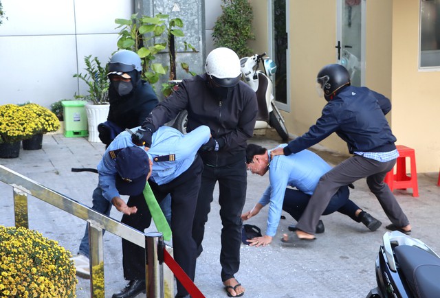 Diễn tập chống cướp ng&acirc;n h&agrave;ng tại C&agrave; Mau, t&igrave;nh huống giả định cuối giờ giao dịch - Ảnh 2.