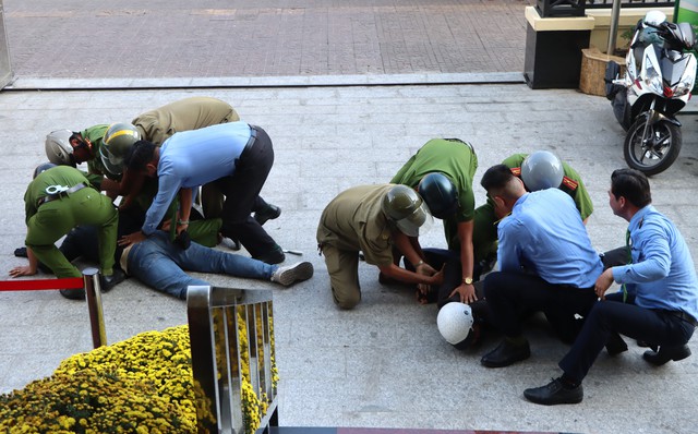 Diễn tập chống cướp ng&acirc;n h&agrave;ng tại C&agrave; Mau, t&igrave;nh huống giả định cuối giờ giao dịch - Ảnh 5.