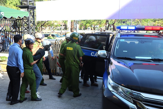 Diễn tập chống cướp ng&acirc;n h&agrave;ng tại C&agrave; Mau, t&igrave;nh huống giả định cuối giờ giao dịch - Ảnh 6.