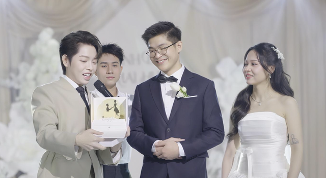 - Ảnh 1. Đức Phúc bất ngờ 'đột kích' đám cưới hát tặng cô dâu - chú rể - Ảnh 1.