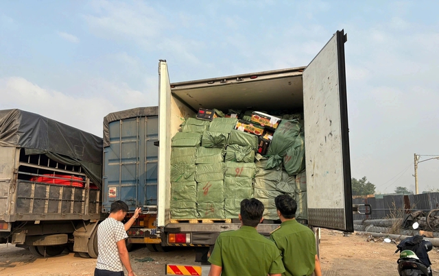 Tiêu hủy hơn 28 tấn thực phẩm bẩn không rõ nguồn gốc- Ảnh 1. Tiêu hủy hơn 28 tấn thực phẩm bẩn không rõ nguồn gốc- Ảnh 1.