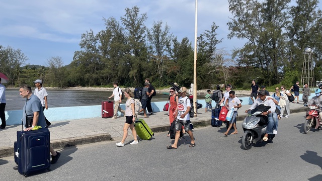 27 tháng chạp: Cảng tàu, sân bay tại Phú Quốc kẹt cứng - Ảnh 3.