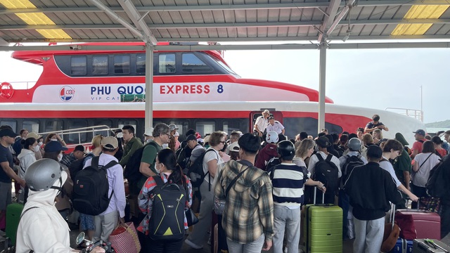 27 tháng chạp: Cảng tàu, sân bay tại Phú Quốc kẹt cứng - Ảnh 4.