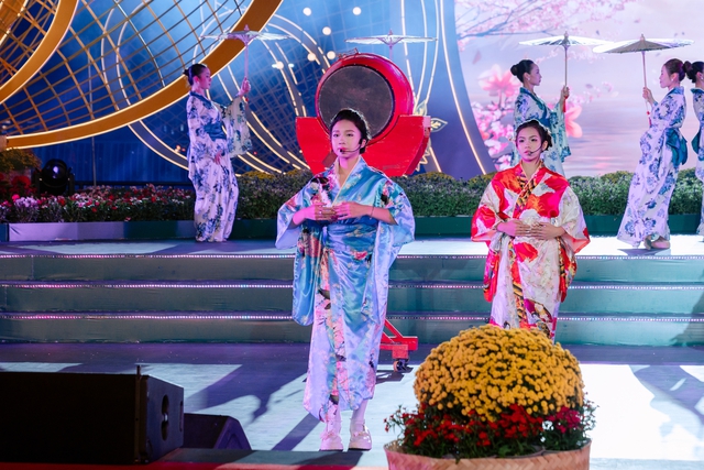 Hồ Văn Cường, nh&oacute;m VStar thăng hoa trong show 'Tr&ecirc;n bến dưới thuyền' Tết B&iacute;nh Ngọ - Ảnh 2.