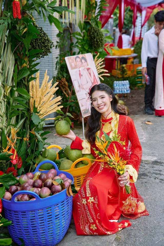 Đ&aacute;m cưới &ldquo;đậm chất miền T&acirc;y&rdquo;: cổng l&aacute; dừa, qu&agrave; cưới 1 tấn tr&aacute;i ngọt vườn nh&agrave; - Ảnh 4.