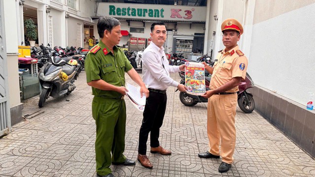 CSGT TP.HCM đến quán nhậu dán decal nhắc 'Đã uống rượu, bia - Không lái xe' - Ảnh 1.
