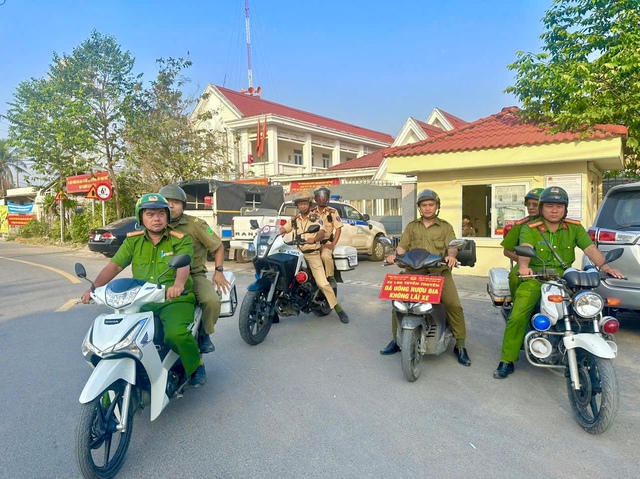 CSGT TP.HCM đến quán nhậu dán decal nhắc 'Đã uống rượu, bia - Không lái xe' - Ảnh 3.