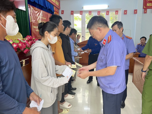 Viện KSND TP.HCM trao tặng 90 phần quà cho người dân 3 xã- Ảnh 2. Viện KSND TP.HCM trao tặng 90 phần quà cho người dân 3 xã- Ảnh 2.