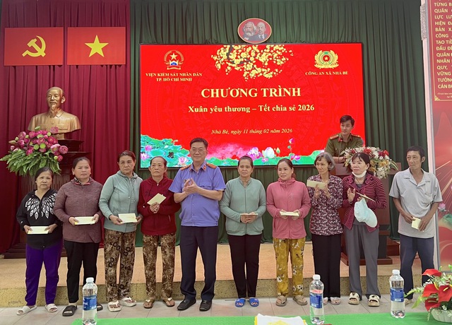 Viện KSND TP.HCM trao tặng 90 phần quà cho người dân 3 xã- Ảnh 1. Viện KSND TP.HCM trao tặng 90 phần quà cho người dân 3 xã- Ảnh 1.