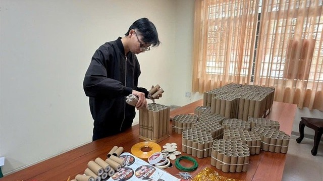 Gần tết, nam thanh ni&ecirc;n bị bắt v&igrave; sản xuất ph&aacute;o nổ- Ảnh 3.