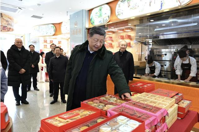 Tiệm bánh Bắc Kinh chật kín khách sau chuyến thăm của ông Tập Cận Bình - Ảnh 1.