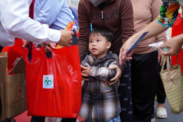 Tết ấm áp ở phương Nam: Món quà nhỏ, nghĩa tình to - Ảnh 7.