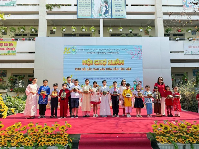 Tết ấm áp ở phương Nam: Món quà nhỏ, nghĩa tình to - Ảnh 1.